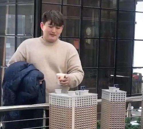 青岛网红大叔和他儿子吃瓜事件,一场网络热议的亲子互动 第1张 青岛网红大叔和他儿子吃瓜事件,一场网络热议的亲子互动 第1张